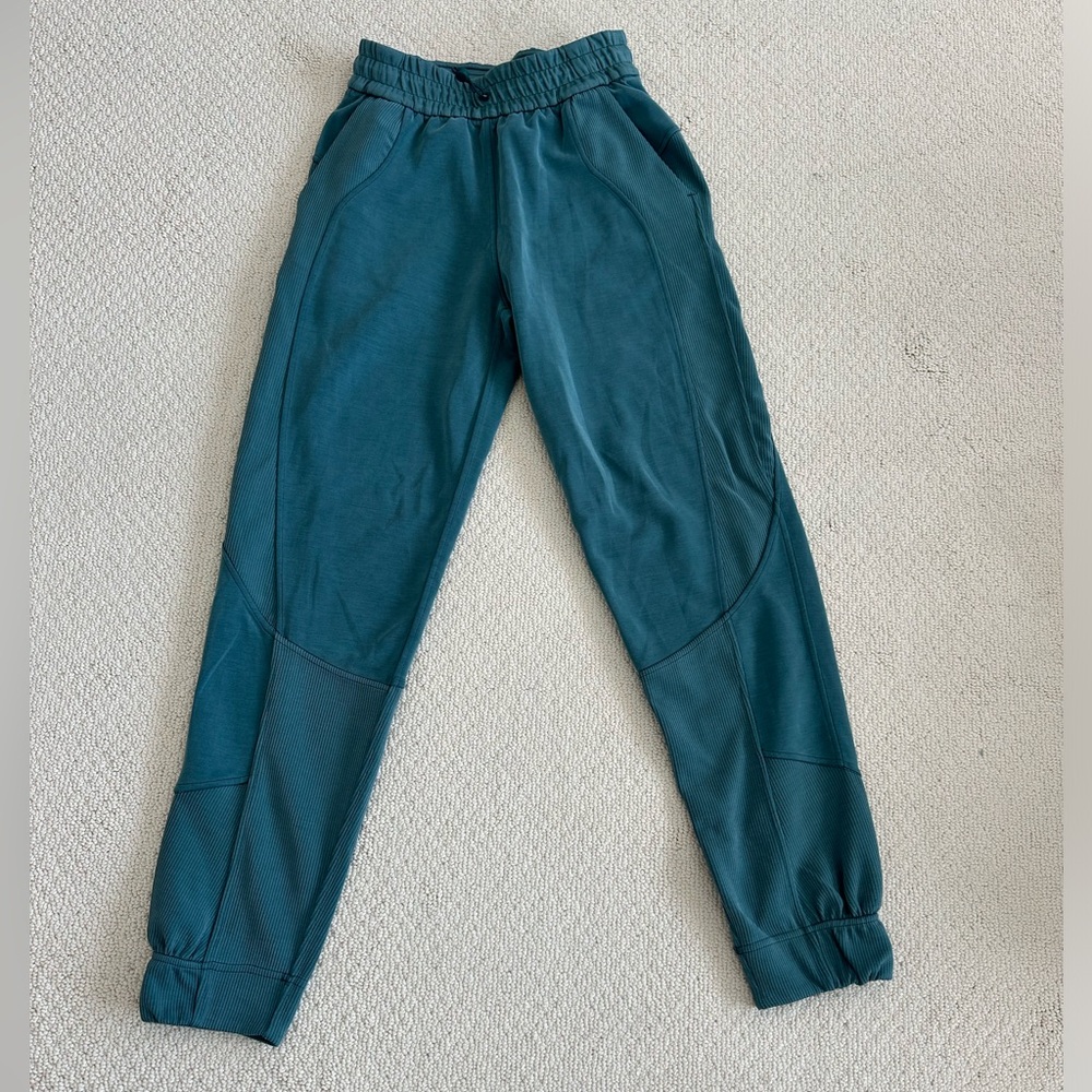 Size 2 lululemon sweatpants; teal; excellent condition